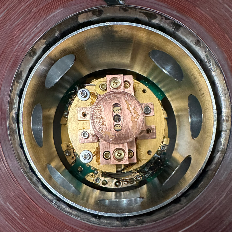 Device loaded in an optical cryostat